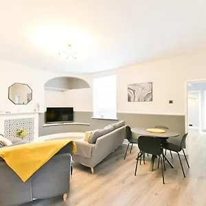 4 Bedroom, 2 Bathroom House - Free Parking , Pontefract United Kingdom